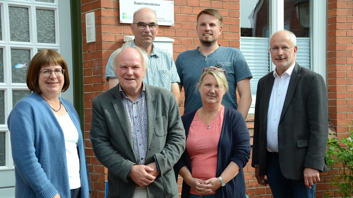 Blicken auf die Kirchenvorstandswahlen im Frühjahr 2024 voraus: hintere Reihe v.l. Thomas Reinecke (Steinau), Sascha Langbehn (Warstade) und Pastor Thomas Hirschberg; vorne v.l: Superintendentin Kerstin Tiemann, Pastor Bert Hitzegrad und Ulrike Brauer-Iburg (Basbeck). Foto: Rohde