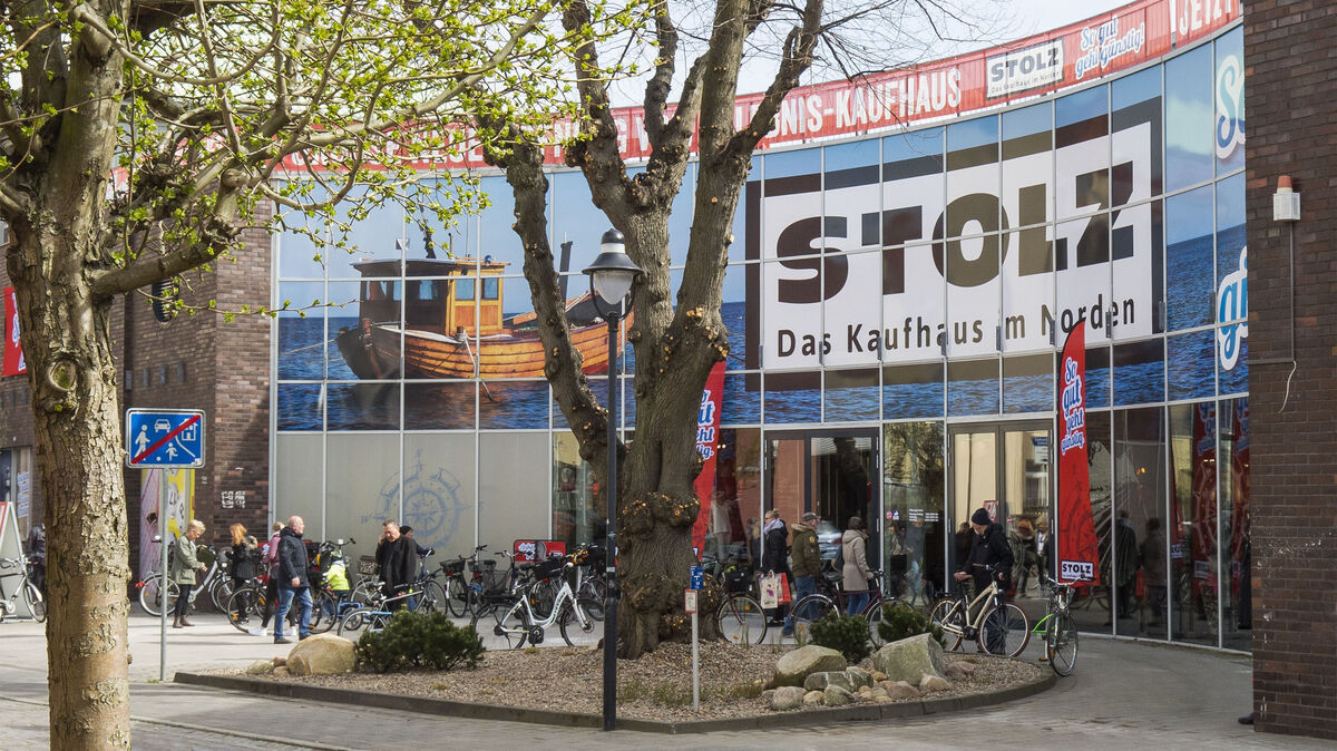 Das Kaufhaus Stolz wurde 1958 gegründet und ist mit mehr als 30 Kaufhäusern in Schleswig-Holstein, Mecklenburg-Vorpommern und in Niedersachsen vertreten. 2017 wurde die Stolz-Filiale in der ehemaligen Störtebeker-Passage in Cuxhaven eröffnet. Foto: Adelmann