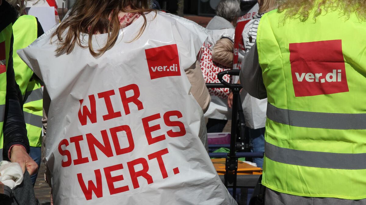 Am 12. Mai gingen Beschäftigte der Helios-Klinik Cuxhaven erstmals für einen Warnstreik auf die Straße. Der in der Woche darauf folgende Verhandlungstag ist abermals ohne Einigung zu Ende gegangen. Der Konzern erhebt scharfe Kritik. Foto: Reese-Winne