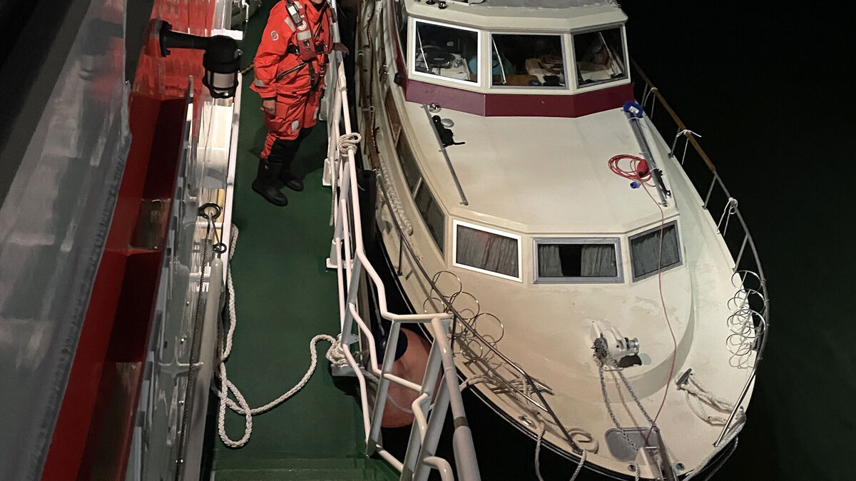 Der Seenotrettungskreuzer "Anneliese Kramer" der Station Cuxhaven hat ein Motorboot mit starkem Wassereinbruch längsseits genommen, um es zu lenzen (leerzupumpen). Foto: Die Seenotretter – DGzRS