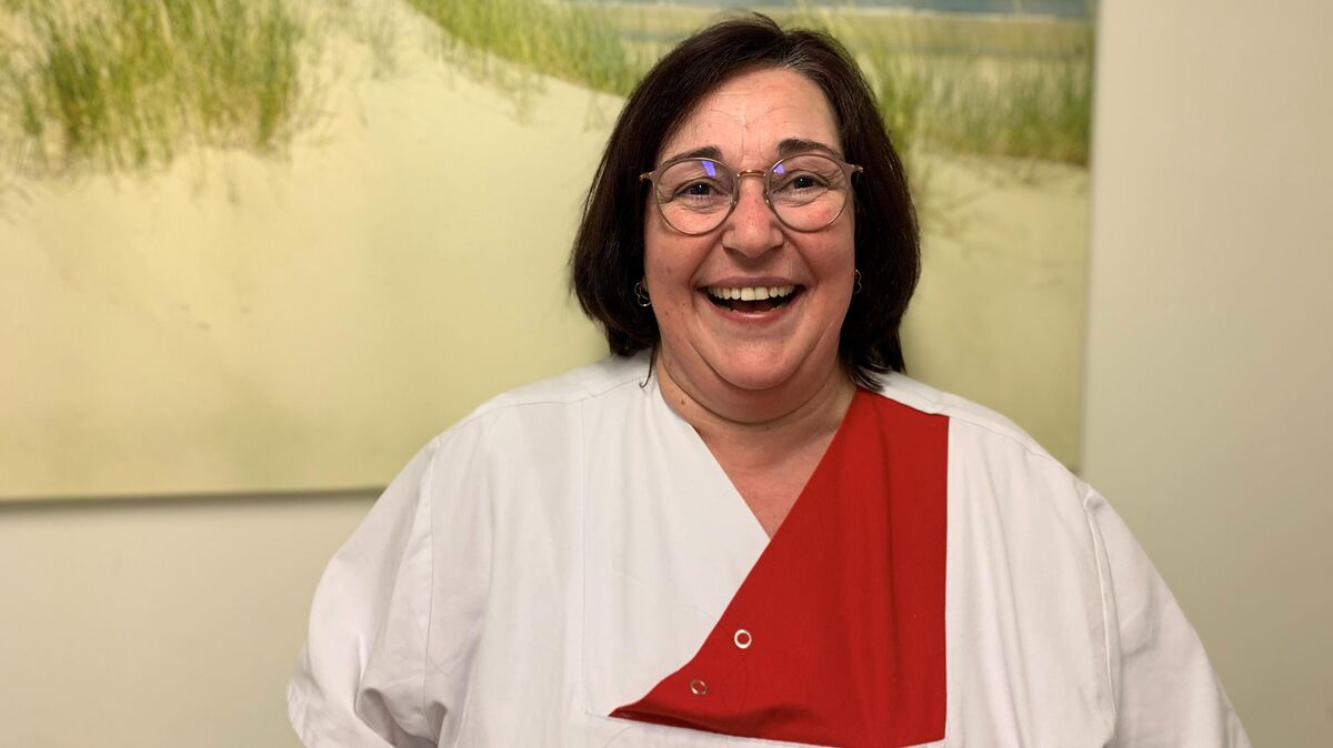 "Am schwierigsten ist für mich persönlich jetzt Abstand zu den Patienten zu halten", sagt Amalia Fentanes, Reinigungskraft der Helios Klinik Cuxhaven. Ihr fehle besonders der enge Kontakt zu den Patienten und sie mit ihrem Lachen von Ängsten abzulenken. Foto: Katharina Recht