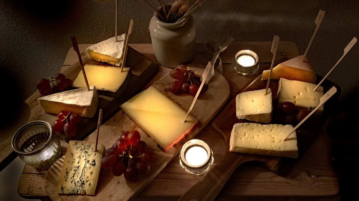 Käse ist nicht gleich Käse. Das wird bei der Online-Veranstaltung „Charity Cheese Tasting“ deutlich, die einmal im Jahr von Niko Raap und seinen Helfern organisiert wird. Foto: Raap