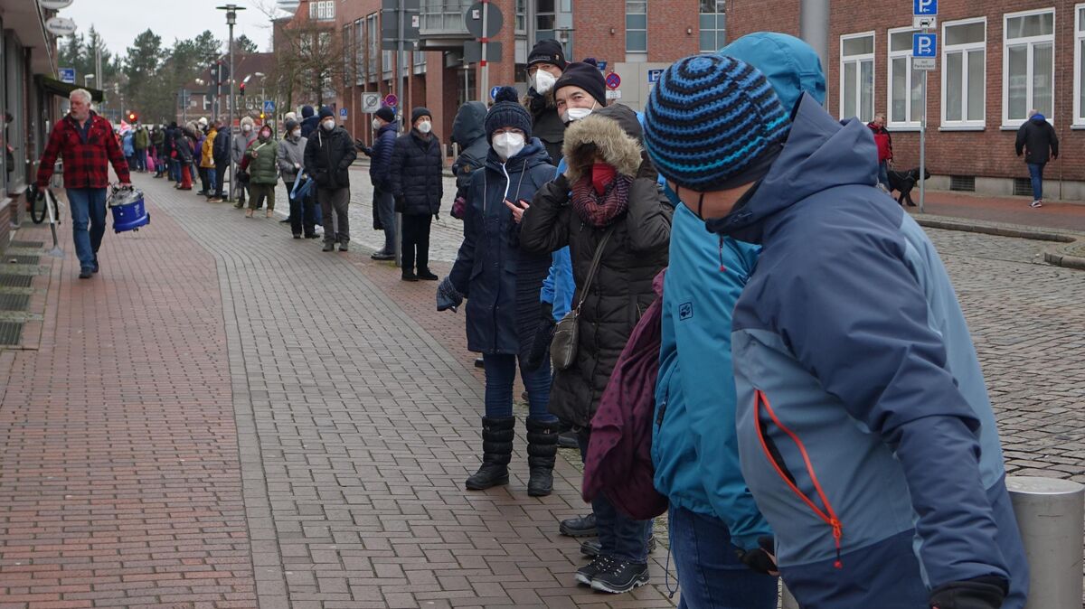 Rund 1000 Menschen sollen sich an der Menschenkette um die Cuxhavener Innenstadt beteiligt haben. Foto: Fischer