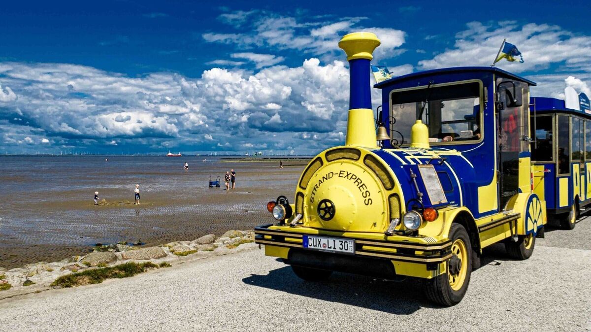 Der bunte Strand-Express im Cuxland – vielleicht bald mit der neuen Gästekarte kostenlos nutzbar. Foto: Dorn