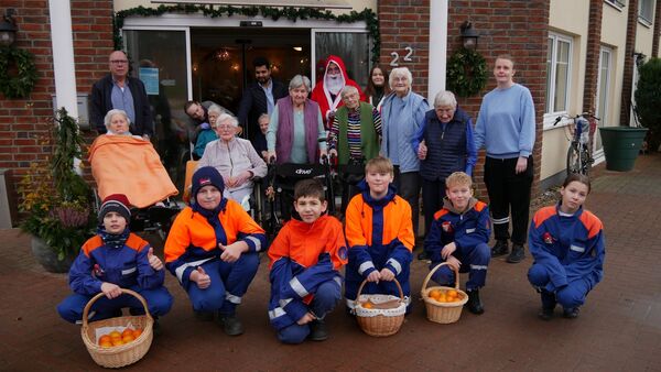 Tränen kullern: Jugendfeuerwehr bringt Senioren in Hemmoor Freude vor Weihnachten