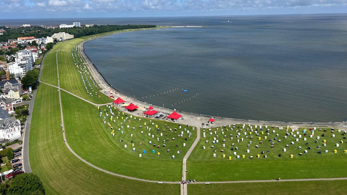 Die vier rot bedachten Container beim Bojenbad sind seit Jahren ein vertrautes Wahrzeichen der Grimmershörnbucht. Doch es wird noch ein paar Wochen dauern, bis sie wieder an ihrem angestammten Platz stehen werden. Archivfoto: Makel
