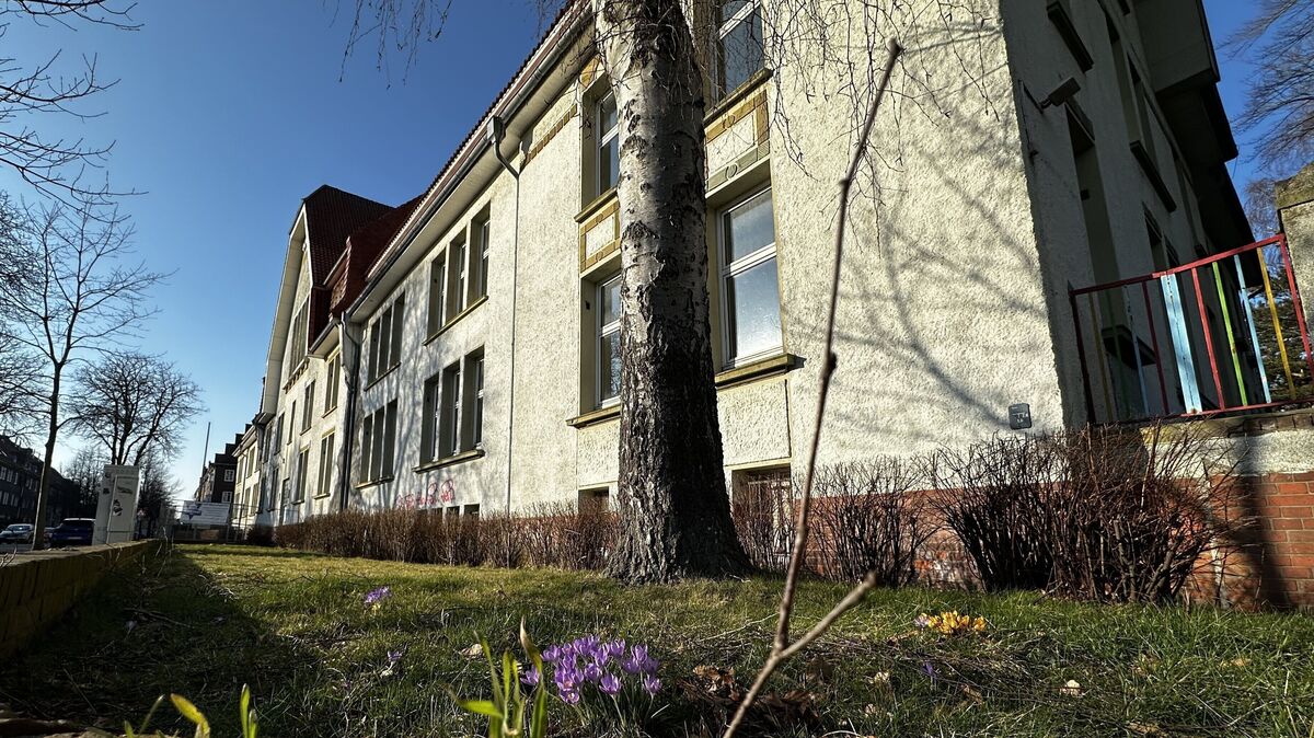 Der Zustand der Fassade der seit  13 Jahren verwaisten Gorch-Fock-Schule hat sich seit ihrem  Verkauf nicht verbessert. Inzwischen sind Rückkauf-Gespräche auf der Zielgeraden. Foto: Reese-Winne