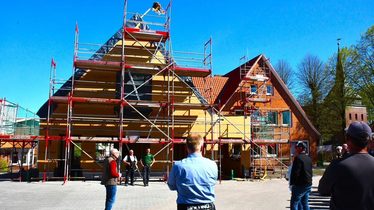Richtfest in Hechthausen: Das neue Bürgerhaus nimmt Gestalt an. Es soll direkt mit dem alten Rathaus (rechts) verbunden werden. Foto: Schröder