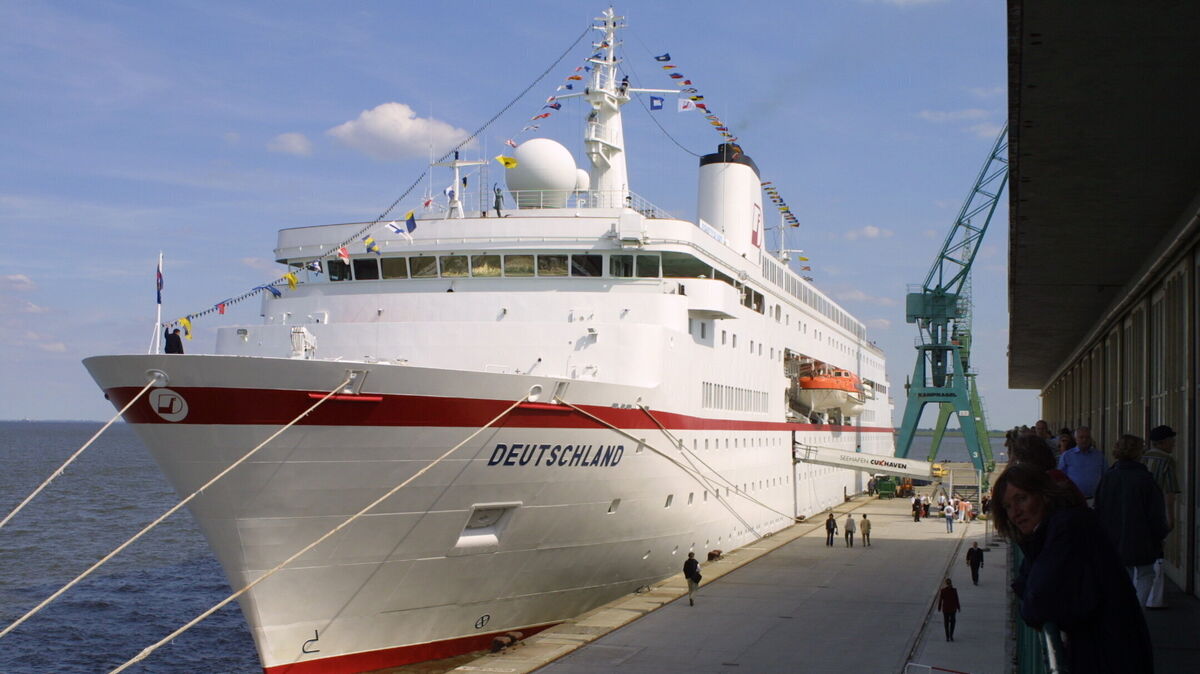 Das Kreuzfahrtschiff MS Deutschland, damals noch im Besitz der Reederei Deilmann, war über viele Jahre regelmäßiger Gast am Steubenhöft. Foto: Sassen