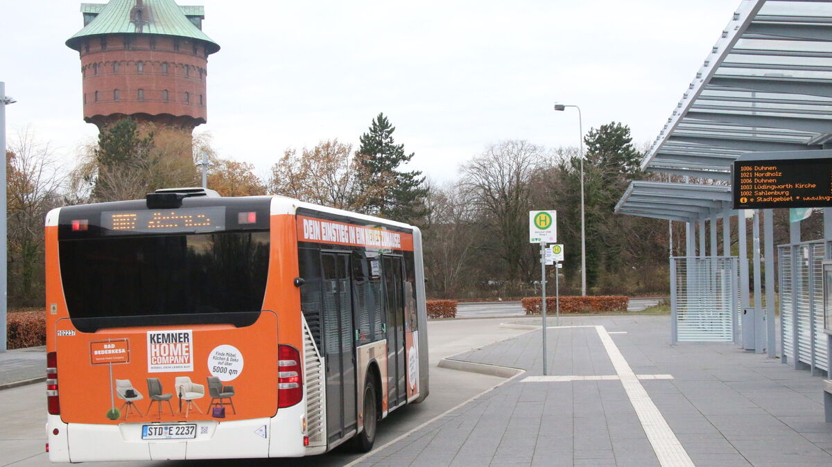 Ein Bus verlässt den ZOB Cuxhaven: Wird das neue „Cuxhaven-Ticket" Ende Juni im Rat der Stadt beschlossen, könnten Touristen mit gültiger Kurkarte bald kostenlos Fahrten im Stadtbusnetz unternehmen. Foto: Potschka