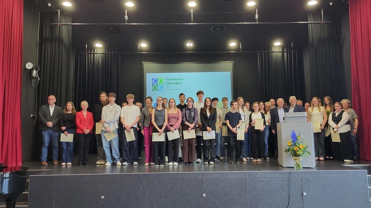 Die ausgezeichneten Schülerinnen und Schüler vom AAG, LiG, der BBS und vom Gymnasium Otterndorf gemeinsam mit ihren Lehrern. Foto: Werder