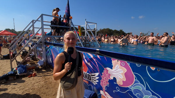 Video vom Deichbrand 2026: XXL-Pool wird mittags zum Party-Hotspot auf dem Gelände