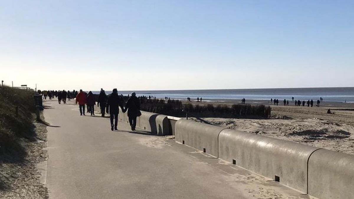 Der Strand in Cuxhaven ist weiterhin ein beliebtes Ausflugsziel - trotz Corona. Viele Urlauber wollen sich von behördlichen Maßnahmen nicht einschränken lassen Foto: Kolbenstetter
