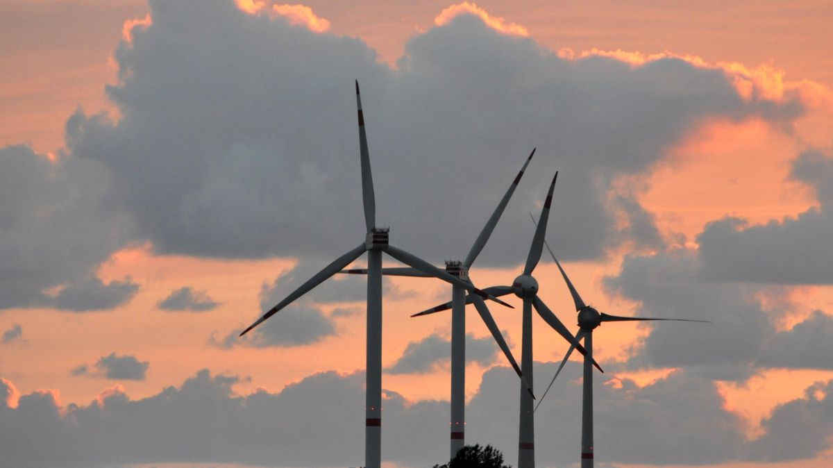 Bei der Planung und Genehmigung von Windparks im Kreis Cuxhaven gelten nach dem Urteil des Oberverwaltungsgerichtes Lüneburg, das das Regionale Raumordnungsprogramm des Landkreises gekippt hat, jetzt andere Mechanismen. Und die führen zu längerfristigen Verfahrensabläufen. Foto: Schröder
