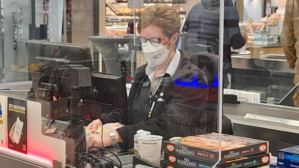 Plexiglas, FFP2-Maske und Händedesinfektion haben im Umgang mit Kunden Heinsohn und ihren Kollegen die Unbefangenheit genommen. Foto: Heinsohn