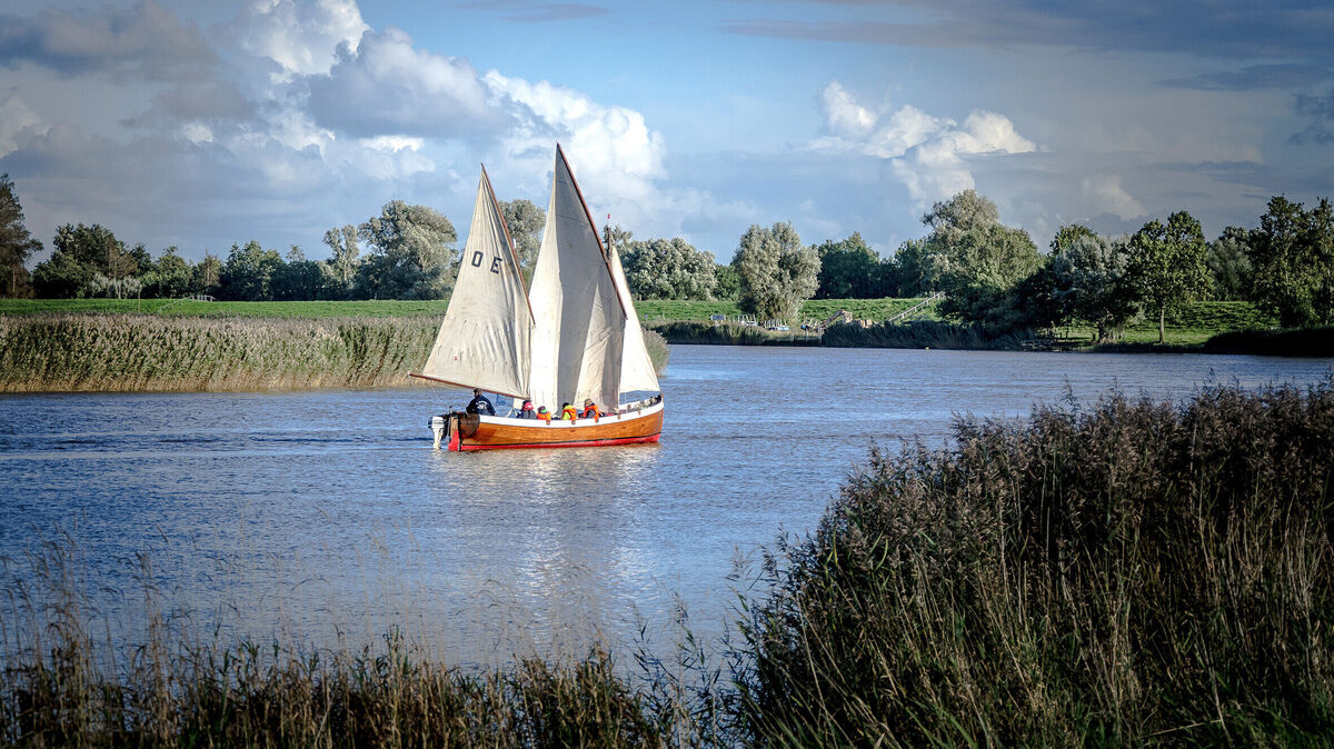 Die Kutter-Törns auf der Oste sind sehr beliebt. Foto: Gäntgen
