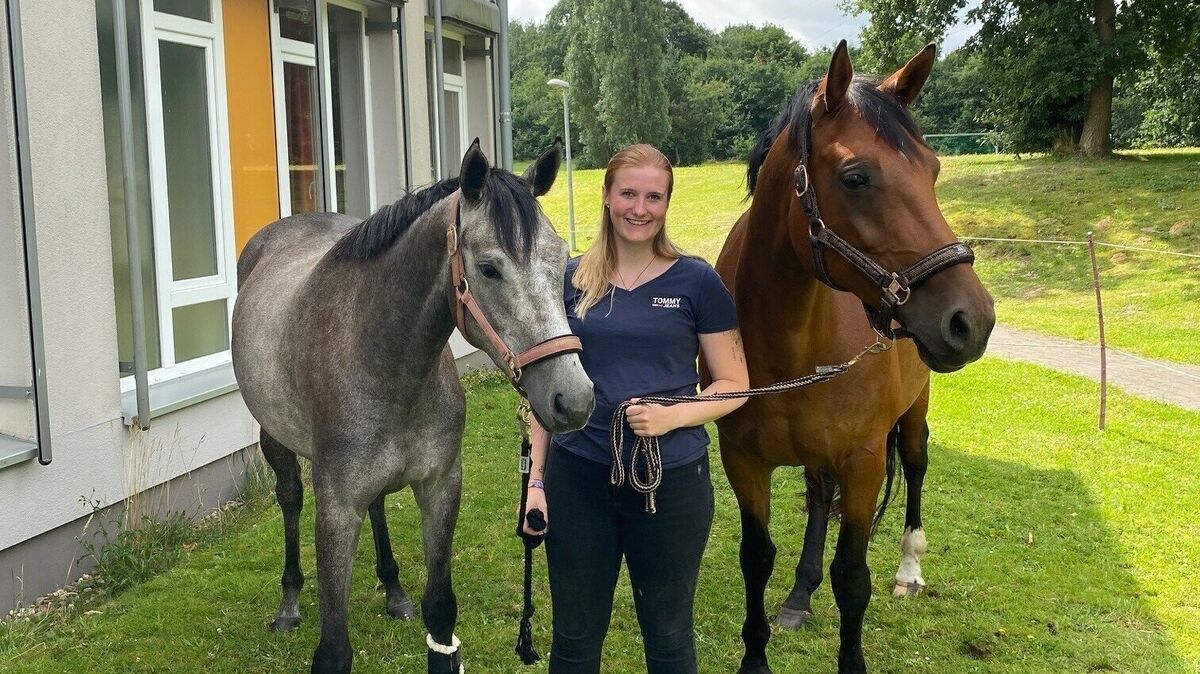 Die Pferde auf der Rasenfläche des Ameos-Klinikums Seepark Geestland, wo sie als Teil der neuen tiergestützten Therapie den Patientinnen und Patienten Freude und Entspannung bringen. Foto: Ameos-Klinikum Seepark Geestland