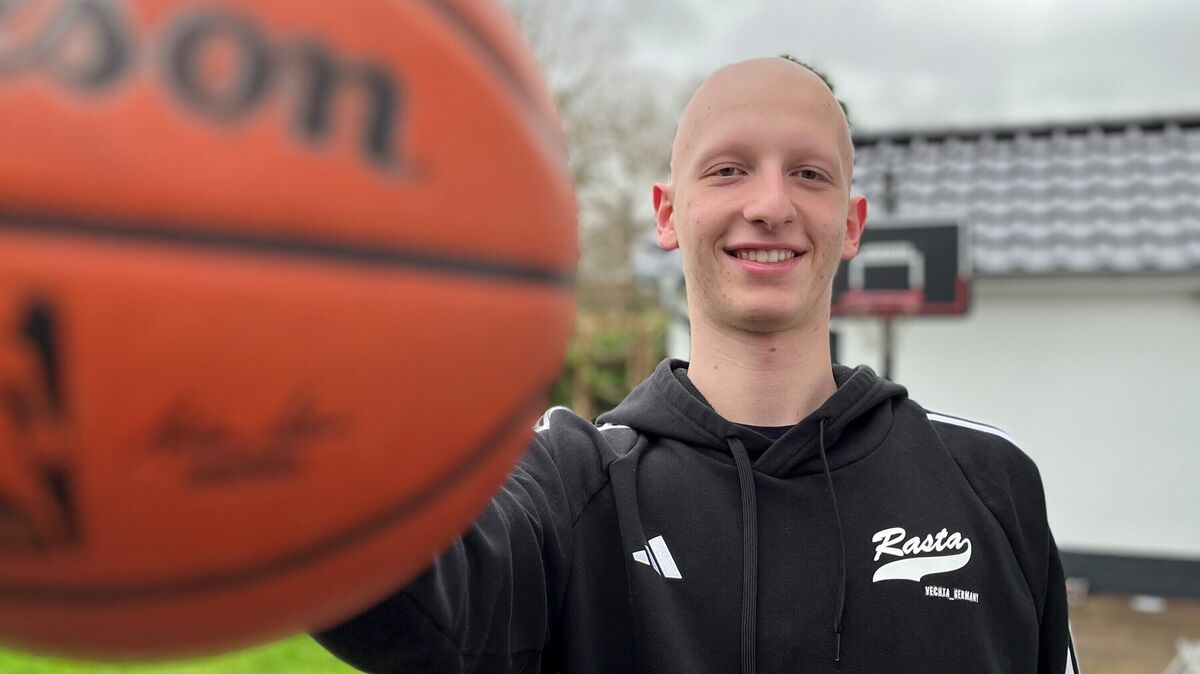 Auf dem Basketballkorb hinter dem Elternhaus in Cuxhaven hat Alen Blakaj fast täglich seinen Wurf geübt. Foto: Unruh