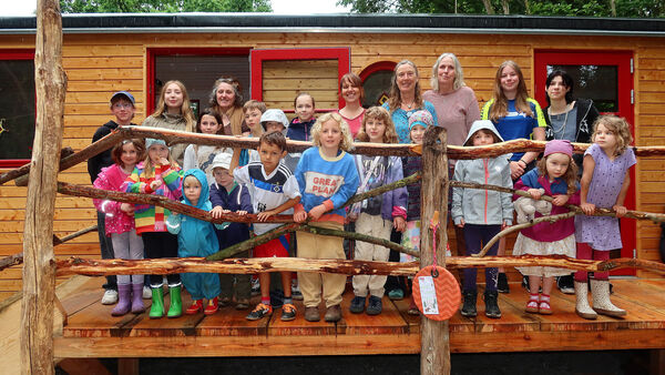Solidarität nach Feuer in Wingst: Wie der Waldkindergarten einen neuen Bauwagen bekam