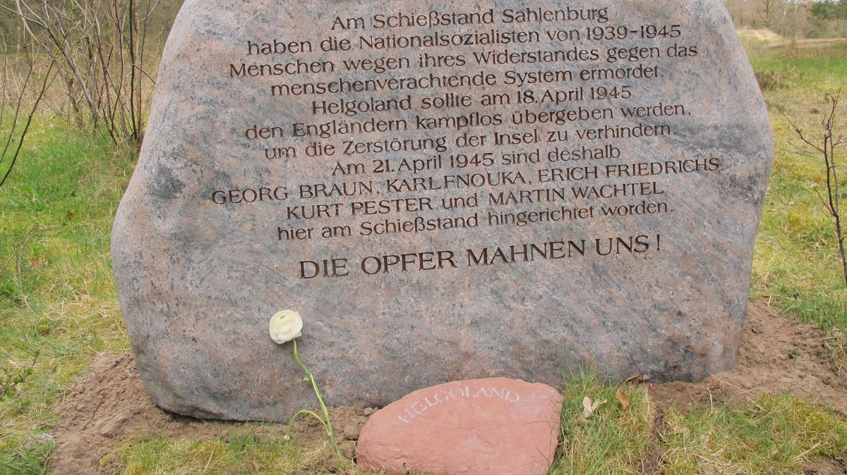 In der Gedenkstunde soll auch auf die wiederholten Zerstörungen und Schmierereien am Gedenkstein für die fünf Helgoländer Soldaten am ehemaligen Sahlenburger Schießplatz hingewiesen werden. Der Helgoland-Stein, hier noch im Vordergrund, ist bereits zerbrochen worden. Foto: Mittelstedt