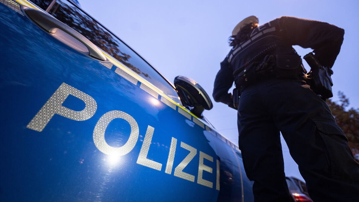 Polizeieinsatz am Rande des Straßenfestes in Altenwalde: Ein Mann musste zu Boden gebracht werden. Marijan Murat/dpa