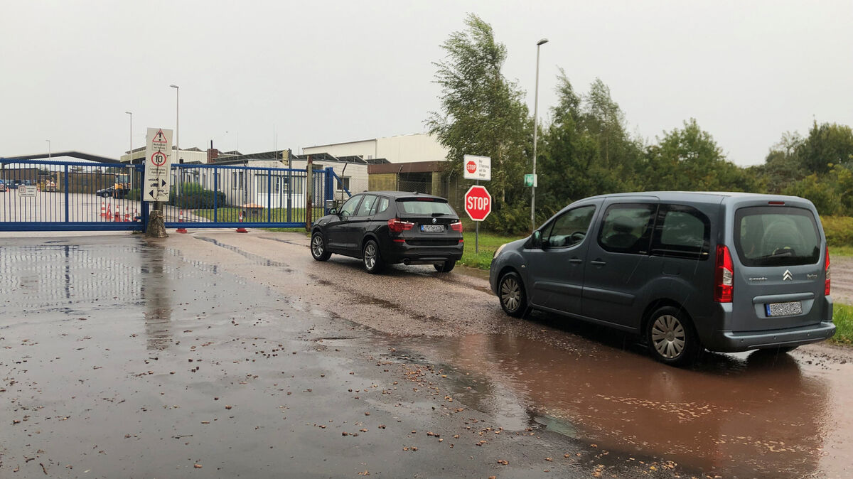 Autos stauten sich am Sonnabend, 4. Oktober, vor dem verschlossenen Tor des Recyclingzentrums in Cuxhaven-Gudendorf. Zahlreiche Cuxhavener waren davon überrascht und mussten unverrichteter Dinge wieder heimfahren.