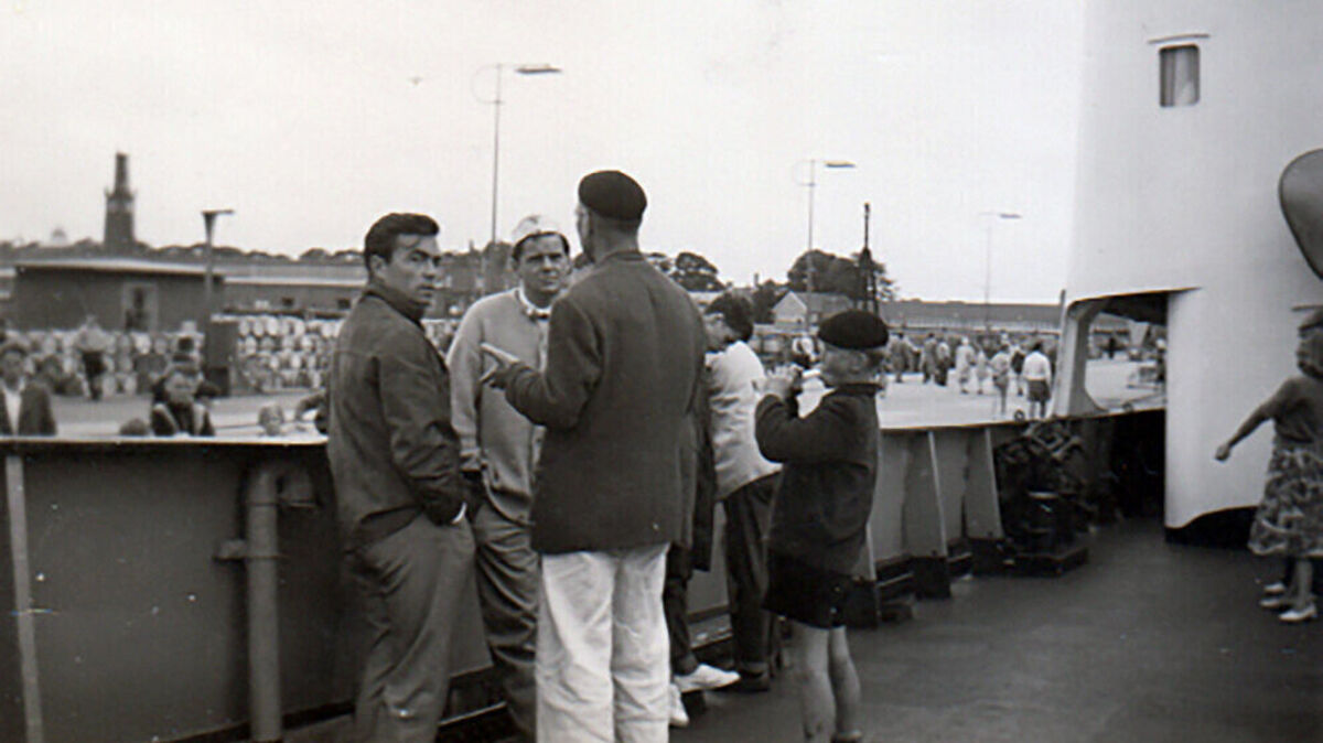 Familie Mordhorst lernte an Bord der "Karen Bolten" die Schauspieler Claus Biederstaedt (links) und Walter Giller (2.v.l.) kennen. Der Junge rechts mit der Mütze ist Peter Mordhorst. Foto: Sammlung Mordhorst