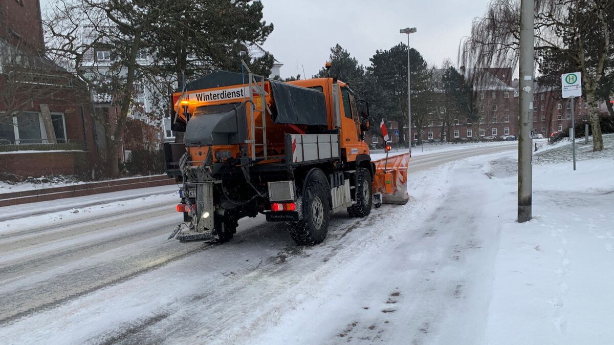Der Warnstreik sorgt für einen eingeschränkten Winterdienst in der Stadt Cuxhaven. Dennoch sind Fahrzeuge unterwegs, um zu räumen. Foto: Kuczorra
