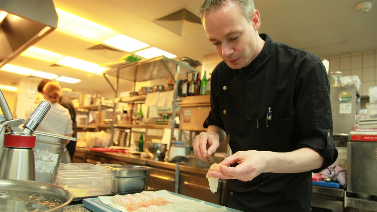 Spitzenkoch Marc Rennhack und sein Team des Cuxhavener Gourmet-Restaurants "Sterneck" hat nun noch einen Michelin-Stern. Foto: Archiv