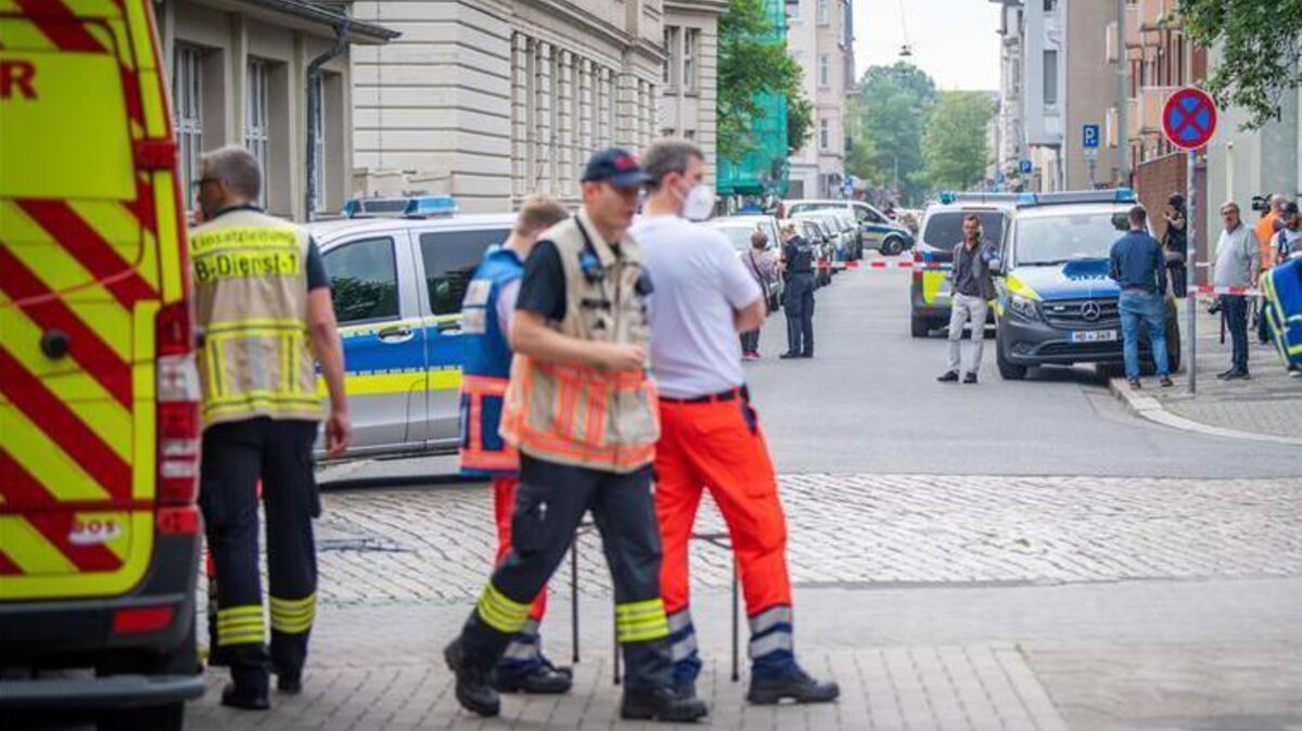 Zahlreiche Einsatzkräfte, darunter auch viele Rettungskräfte, waren bei dem Attentat am Lloyd-Gymnasium vor Ort. Archivfoto: Arnd Hartmann