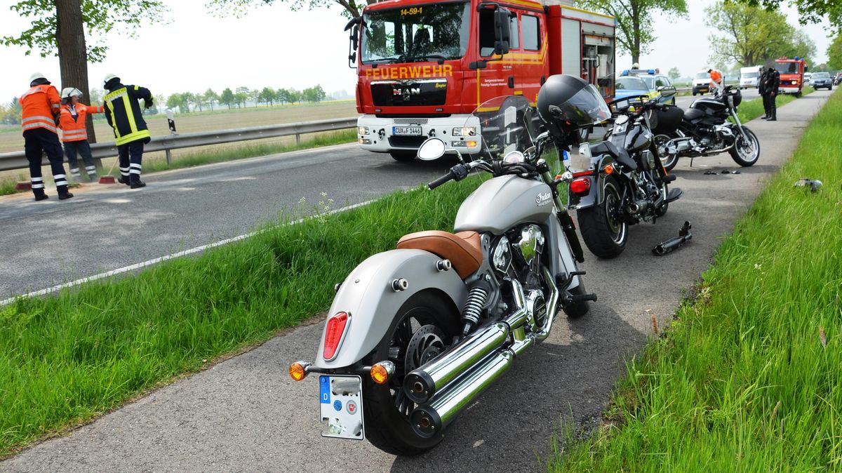 Ader Bundesstraße 495 bei Osten kam es gestern zu einem folgenschweren Unfall. Dem vorausfahrenden Biker eines Trios war eine Ente an den Helm geflogen. Foto: Lange