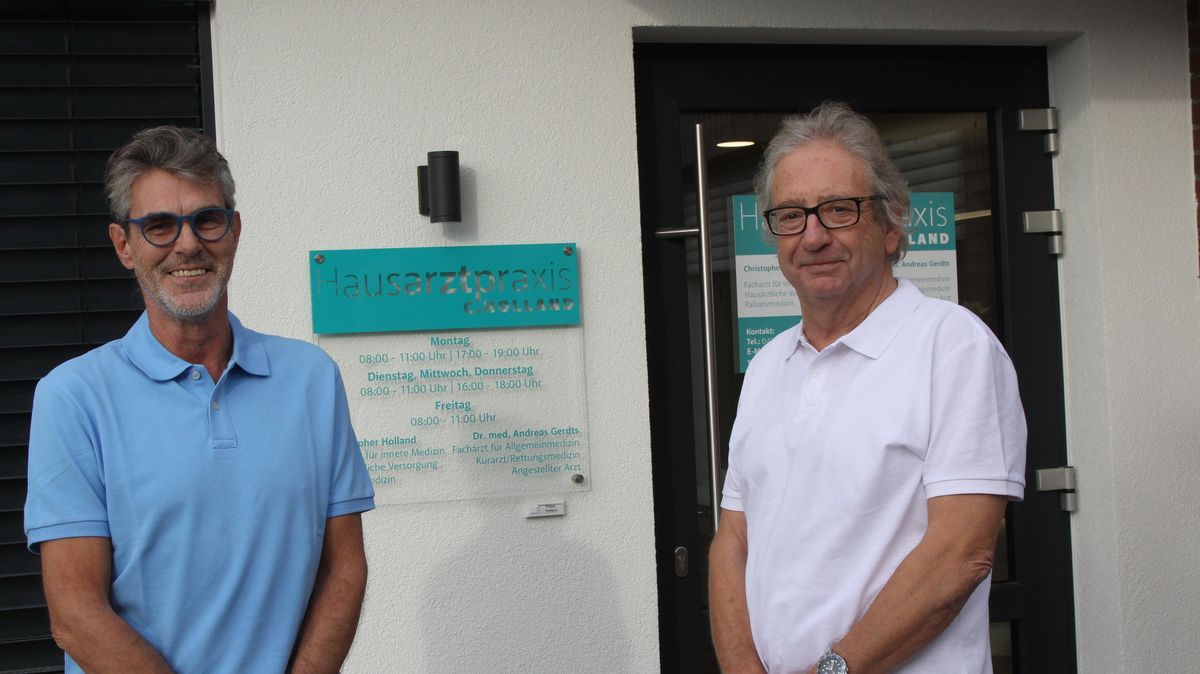 Sie freuen sich über die Resonanz bei Patientinnen und Patienten, die seit dem 1. September in die neue Hausarztpraxis in Döse gekommen sind: Praxisgründer Christopher Holland (l.) und Dr. Andreas Gerdts, der hier als angestellter Arzt bewusst wieder in seiner Heimatstadt wirken will. Foto: Reese-Winne
