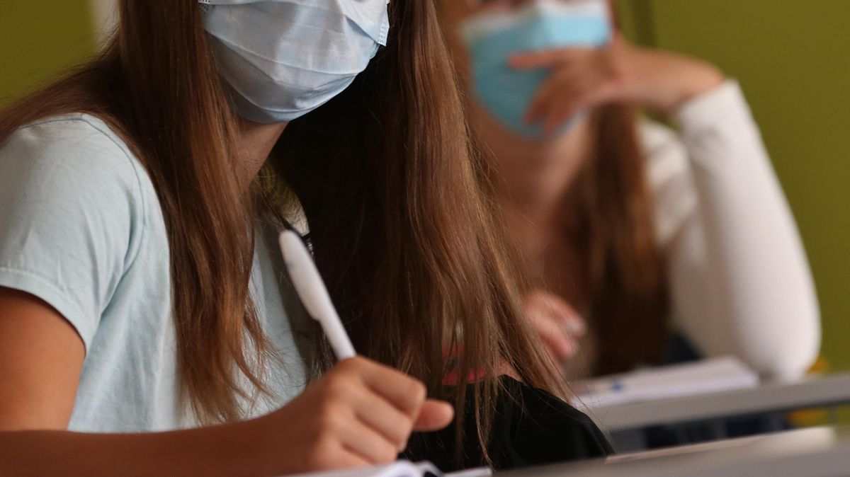 Mit Maske im Unterricht - das ist für die Schüler ab der sechsten Klasse im Landkreis Cuxhaven inzwischen Alltag. Corona-Infektionen lassen sich trotzdem nicht immer verhindern, wie die aktuelle Lage zeigt. Foto: Hildebrand/dpa