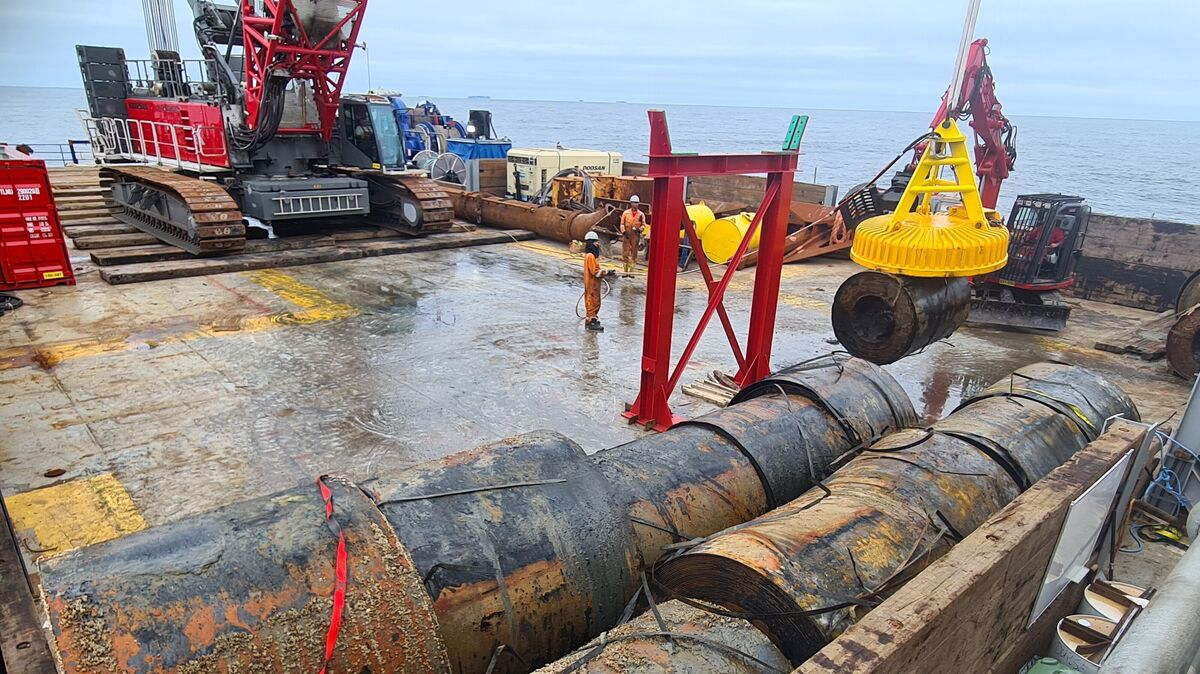 Mithilfe des Elektromagneten (gelb) werden die Stahlrollen aus dem Laderaum des Schiffes geborgen. Foto: WSV/brand Marine Consultants GmbH