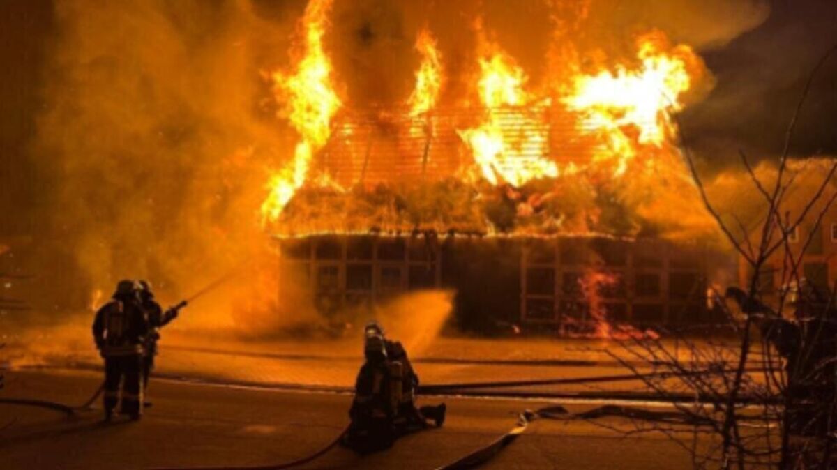 Das Großfeuer zerstört gleich mehrere Gebäude. Hunderte Feuerwehrleute sind im Kampf gegen die Flammen im Einsatz. Foto: Vasel