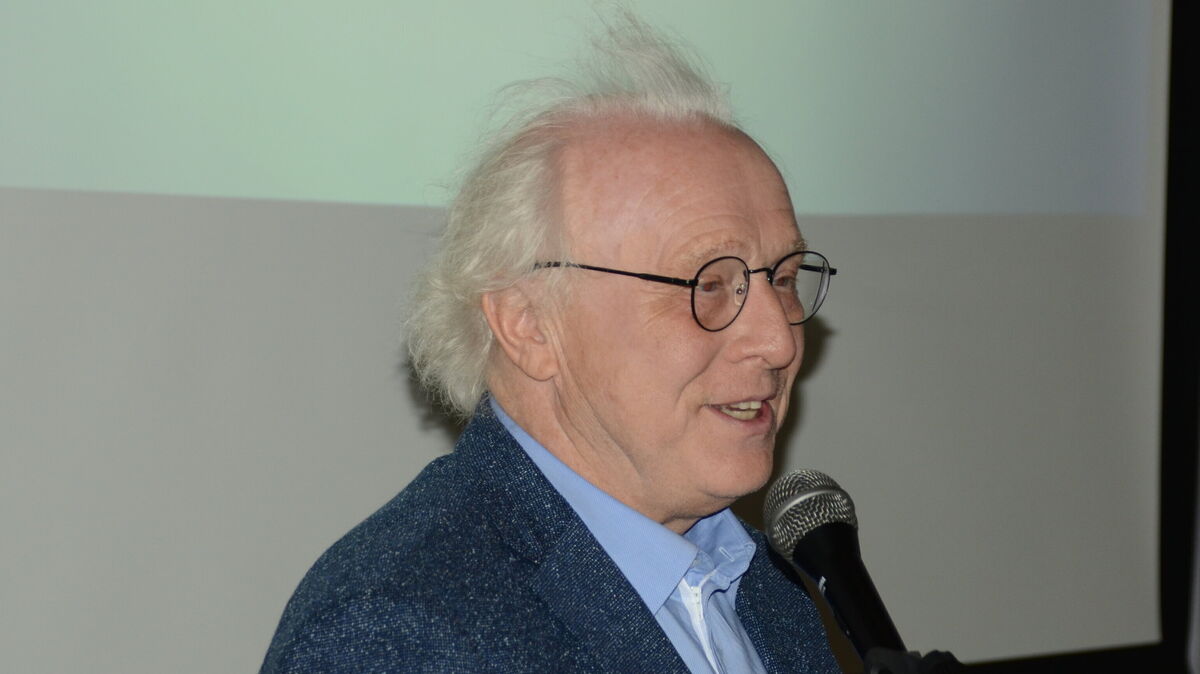 Der emeritierte Professor Gerd Ganteför kritisierte beim „Herrenabend“ in Cadenberge die aus seiner Sicht falsche Doktrin der Dekarbonisierung. Sie führe zum Verlust des Wohlstands. Foto: Rohde