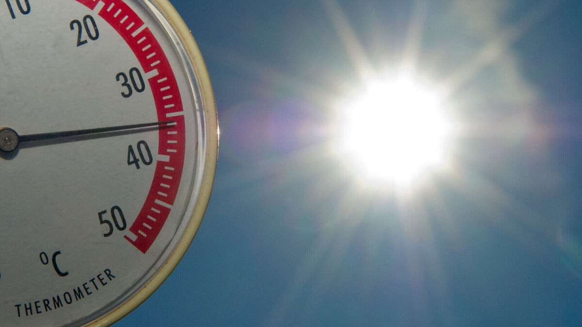 Die Hitze steigt: Am Dienstag warnt der Wetterdienst im Kreis Cuxhaven vor gesundheitlichen Risiken. Symbolbild: Patrick Pleul/dpa