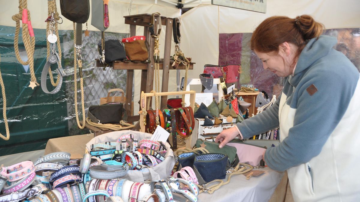 Yvonne Schattenberg aus Neuhaus näht Accessoires für Hund und Mensch. Foto: Kramp
