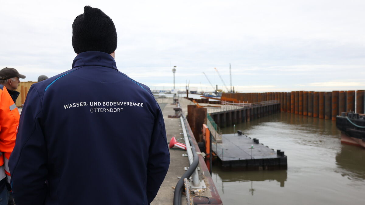 Bei der Aufsichtsdeichschau wurden erstmals auch die Fortschritte an der Baustelle für die Liegeplätze 5 bis 7 inspiziert. Foto: Larschow