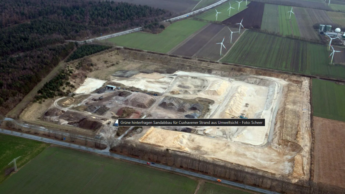 In der Sandgrube bei Nordholz wird Material abgebaut, das anschließend zur Aufspülung am Strand von Cuxhaven verwendet wird. Während die Nordseeheilbad Cuxhaven GmbH diese Maßnahme als erforderlich ansieht, sprechen sich die Grünen für eine Debatte über mögliche Alternativen aus. Foto: Scheer