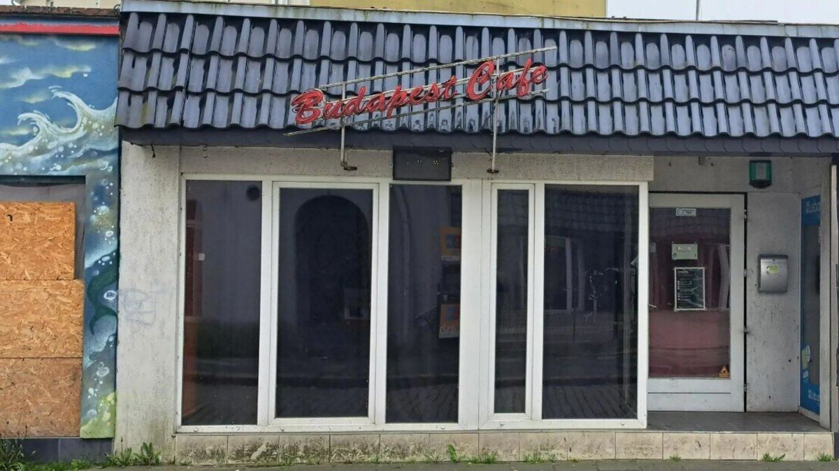 Das Budapest Café in der Lessingstraße ist seit Jahren geschlossen. Dort soll das Opfer die Angeklagten getroffen haben. Foto: Jan Iven