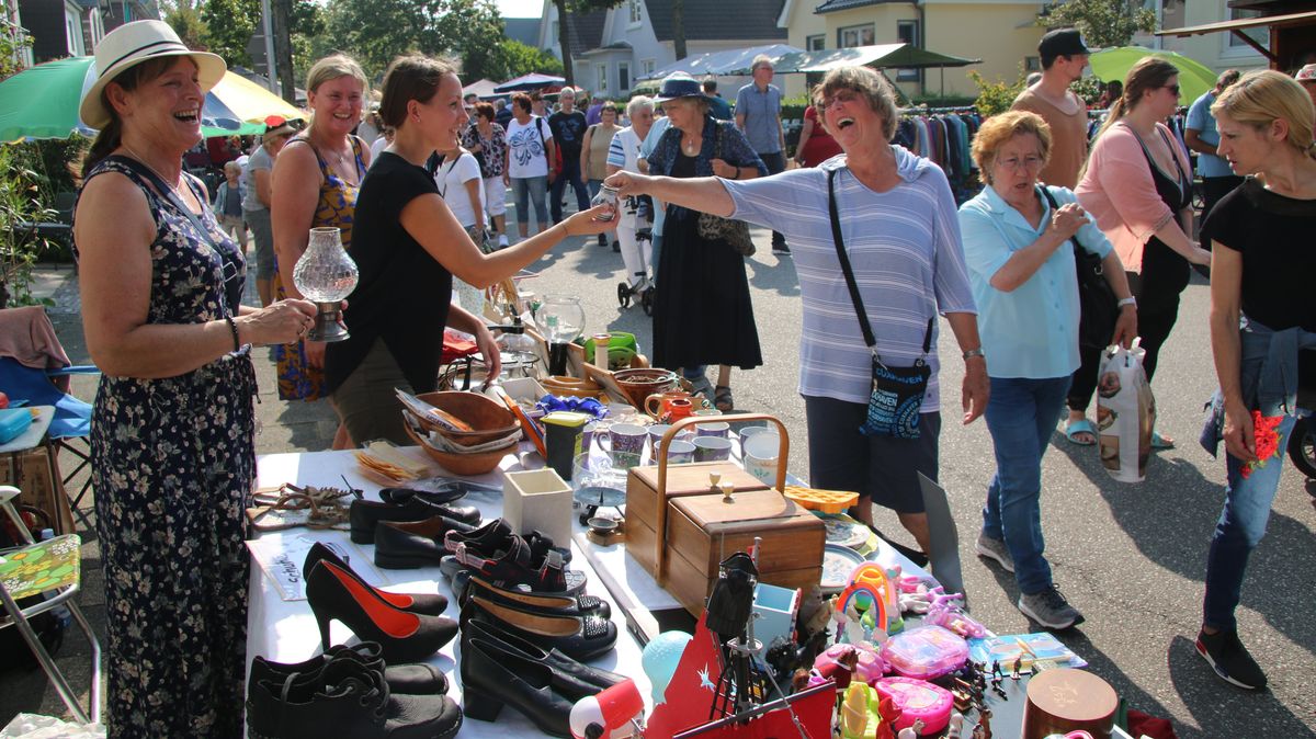 Die Freude und der Spaß standen beim Floh- und Trödelmarkt "Op no Dös" am vergangenen Wochenende an erster Stelle. Foto: Potschka