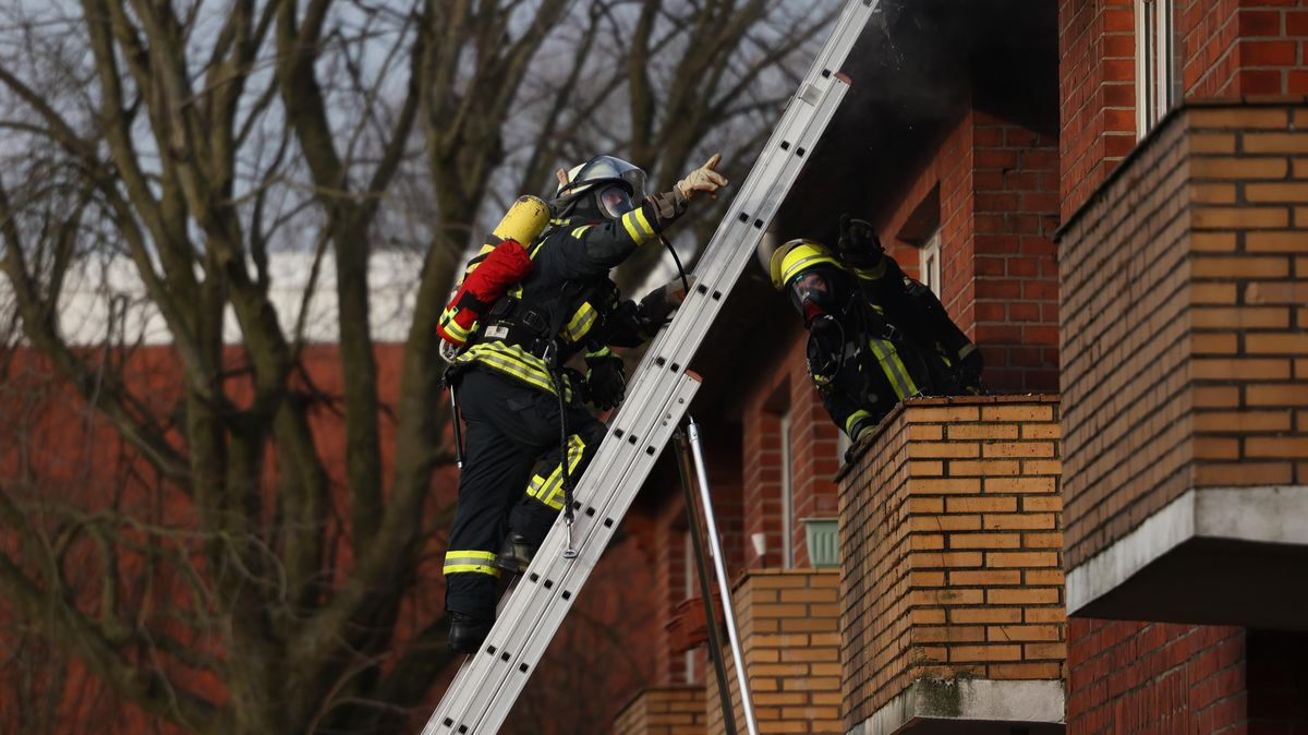 Mit einer Leiter verschafften sich die Einsatzkräfte Zugang zum Balkon. Foto: Fischer