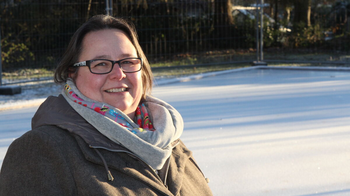 In dieser Woche hat Sonja Hesse, 1. Vorsitzende des Kinder- und Jugendhilfevereins "Wir für uns in Altenwalde", jeden Tag die Eisdicke geprüft. Die Chancen auf eine Freigabe stehen gut. Foto: Reese-Winne