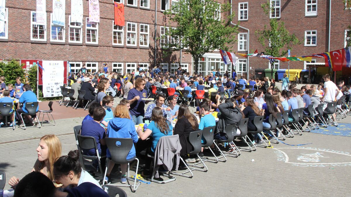 Beim Thema Bleickenschule (hier ein Bild der 80-Jahr-Feier) kündigt sich eine Richtungsentscheidung an: In der kommenden Woche soll der Kreistag über einen Ersatzbau für die künftige Oberschule abstimmen. Überraschend: die einem Kostenmodell zugrunde liegende Standort-Variante. Foto: Reese-Winne