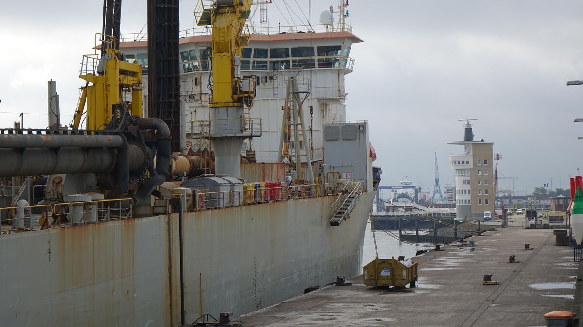 Erst im vor wenigen Monaten war die "Kaishuu" in Cuxhaven zu Gast. Damals legte sie aufgrund mehrerer Corona-Fälle erst in Altenbruch und dann an der Seebäderbrücke an. Jetzt wurde sie erneut an die Seebäderbrücke geholt. Archivfoto: Fischer