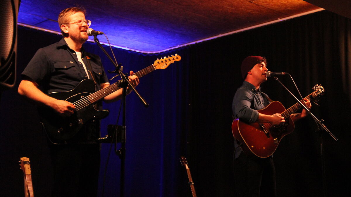 Der kanadische Songwriter Joshua Hyslop (rechts), begleitet von Zachari Smith, zieht das Publikum in der Cadenberger Musikscheune „Bei Calle“ in seinen Bann. Foto: Grewe