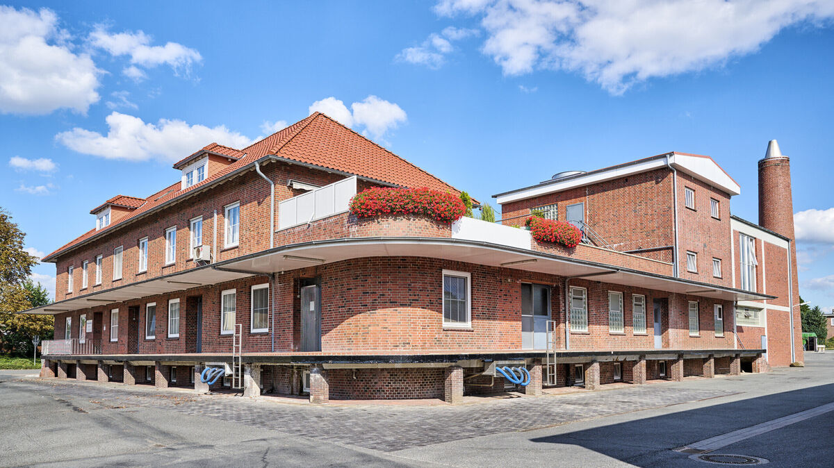 Seit mehr als 125 Jahren gibt es die Molkereigenossenschaft Lamstedt. Sie ist vor allem durch ihre Produkte Butter, Sahne und Frischmilch bekannt. Seit 2024 verfolgt sie ein neues Marketingkonzept mit neuer Verpackung, neuem Logo und dem neuen Slogan „Frische Milch vom Dorf“. Foto: Florian Trykowski