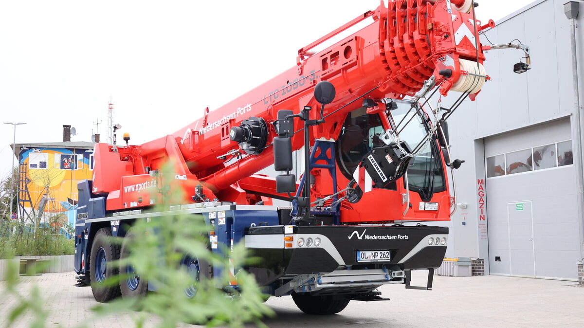 Der neue Kompaktkran von Niedersachsen Ports in den Unternehmensfarben: Ein vielseitiges Kraftpaket für den Hafenbetrieb. Foto: Larschow