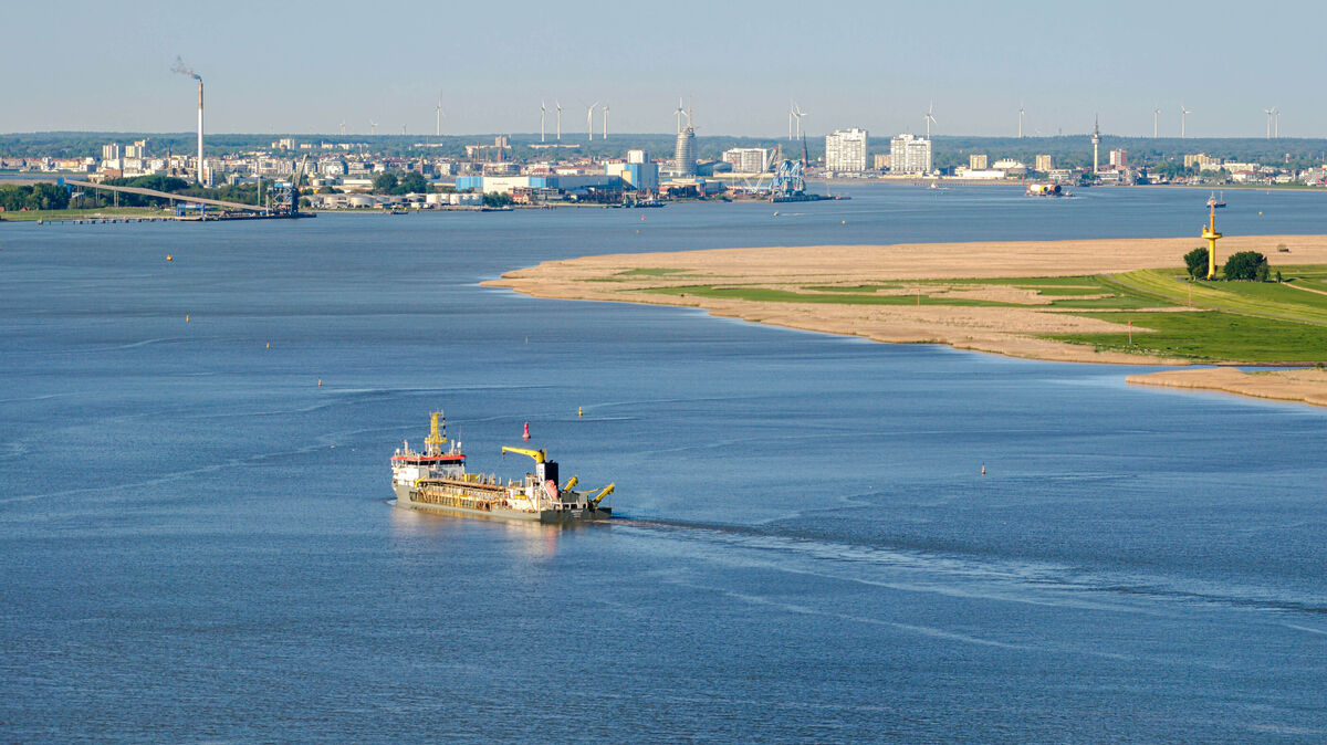 Unser Foto zeigt die Weser bei Nordenham: Schon lange ist geplant, die Fahrrinnen der Außenweser und der "Unterweser Nord" um bis zu einem Meter auszubauen. Angeblich größere Schiffe, sichere Jobs, aber auch Sturmfluten und Verschlickung: Die geplante Vertiefung der Weser spaltet. Foto: Sina Schuldt/dpa